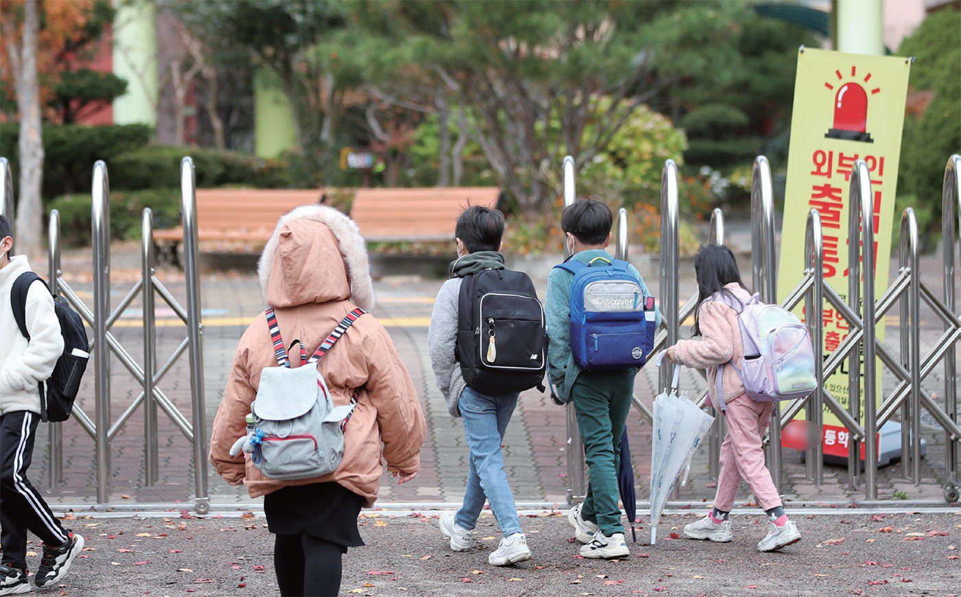 가방을 멘 초등학생들이 등교하는 모습
