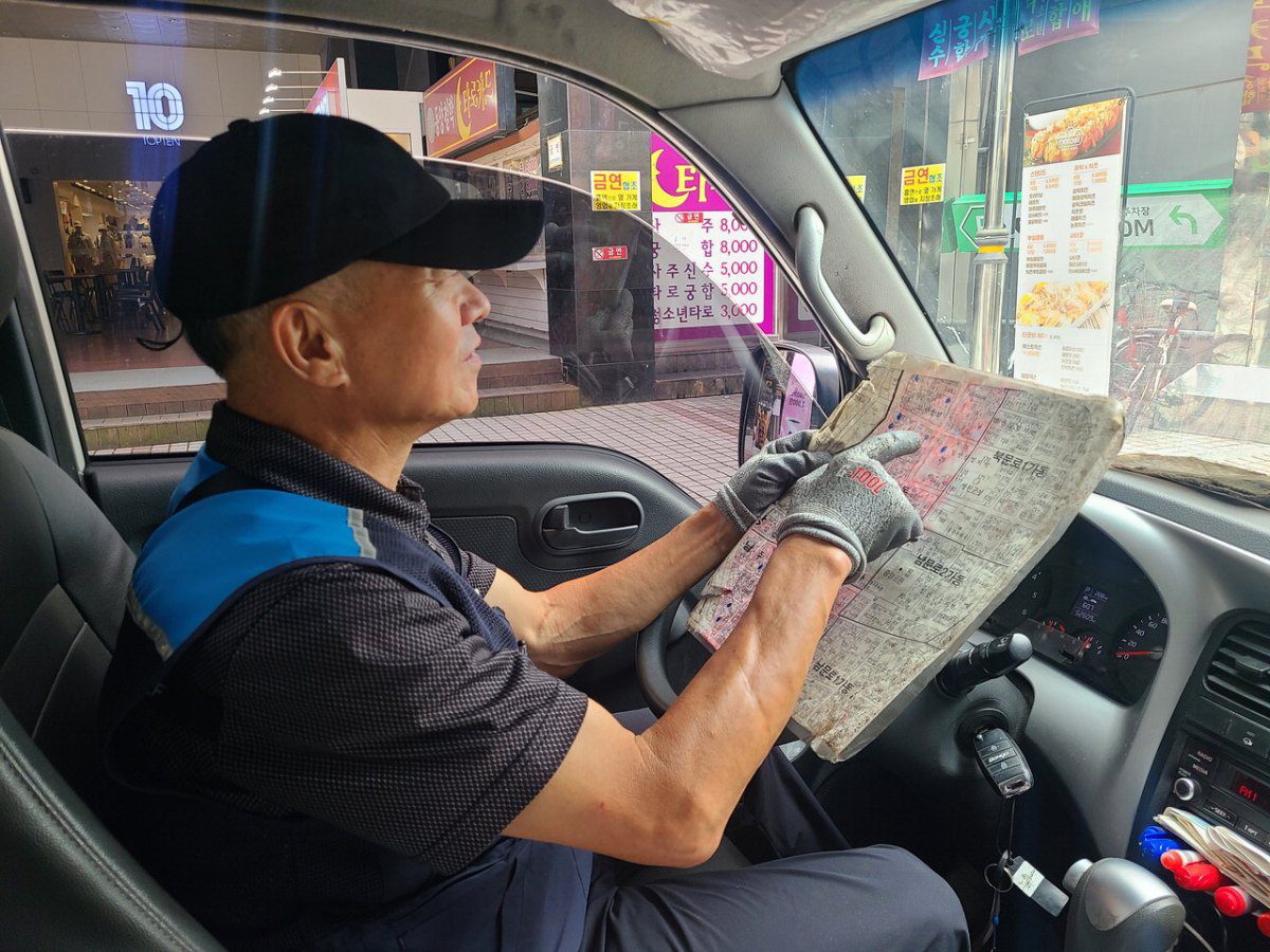 일터에서 땀 흘려 일하는 근로자의 모습