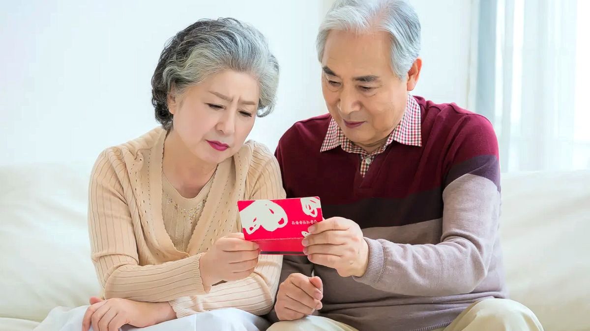 통장을 확인하는 노부부
