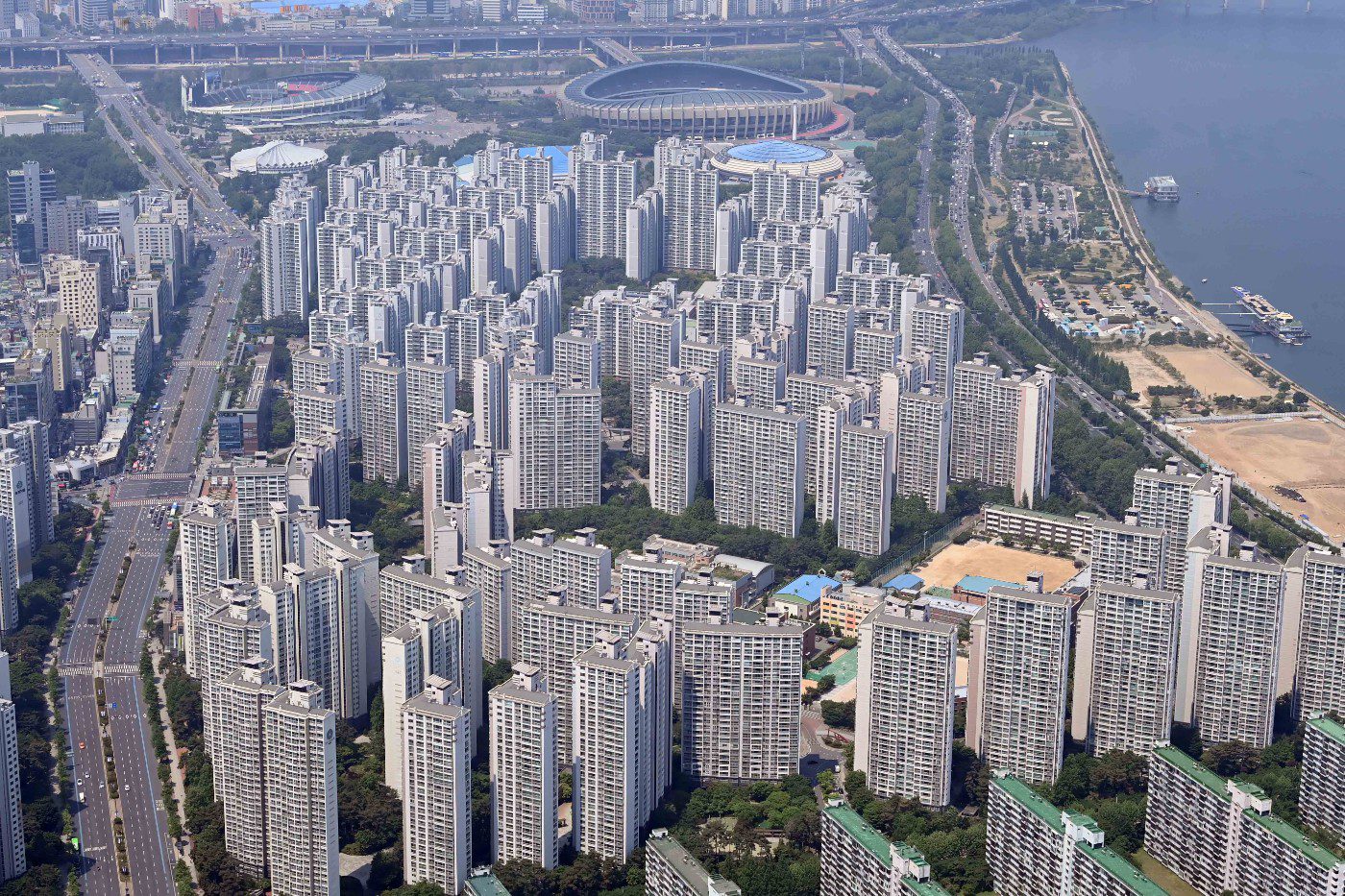 한강변 대단지 아파트 항공 사진