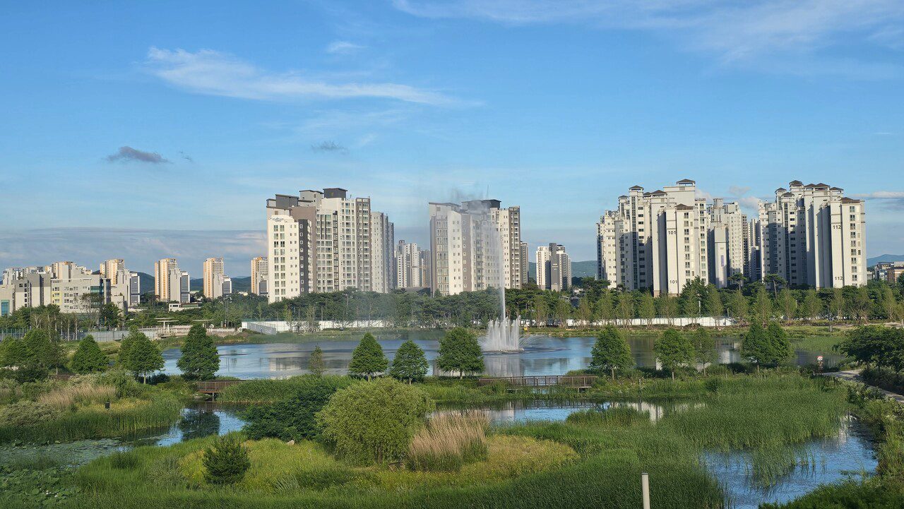 호수공원을 낀 아파트 단지 전경