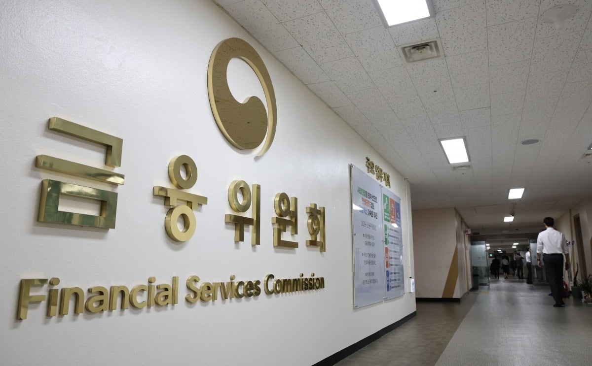 금융위원회 사무실 복도, 서민금융 신규 상품 세부 운영방안 마련 예정