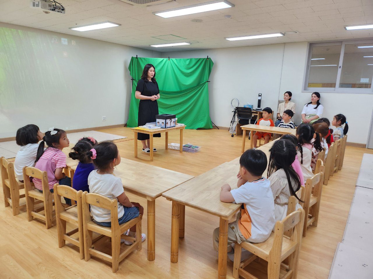 유치원 3세반에서 수업을 듣는 아이들