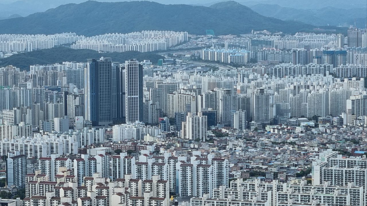 언덕에서 내려다본 아파트 단지
